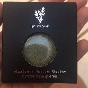Younique Inconceivable Pressed Powder